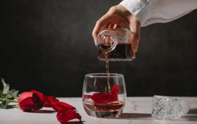 На 23 февраля мужчины хотят алкоголь 🍷, а женщины подарят им одеколон