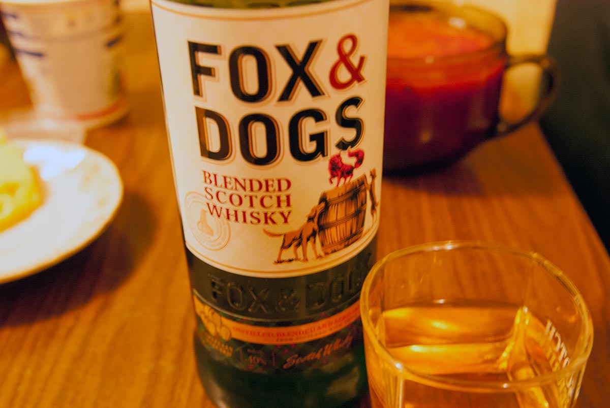 Виски fox. Fox Dogs виски со стаканом. Стакан Fox Dogs. Fox dogs2021 виски. Fox and Dogs виски с бокалом.